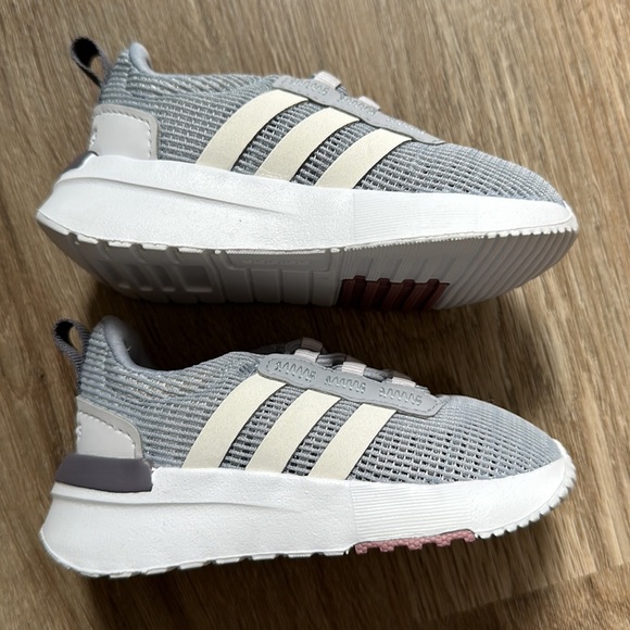 Toddler Adidas Sneaker - Picture 2 of 5